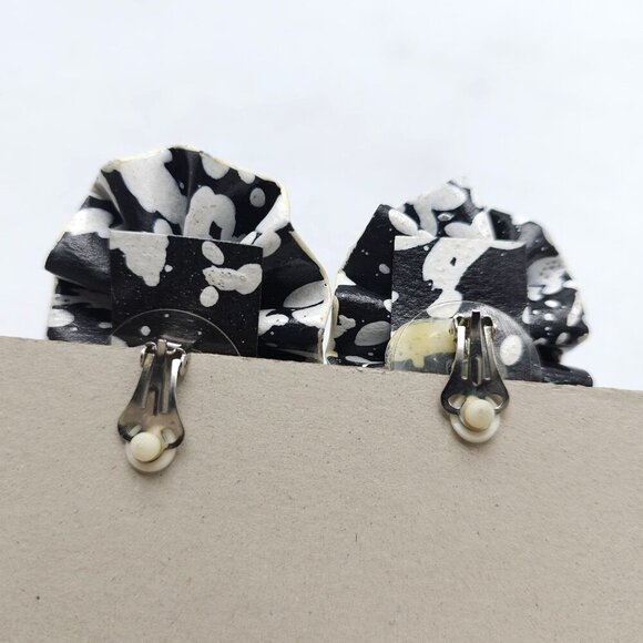 Vintage 1980s Black & White Clip On Earrings Ruffle Design Round White Center - Picture 4 of 5